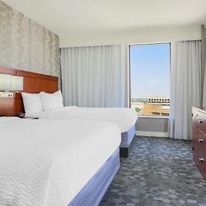 One-Bedroom Queen Suite